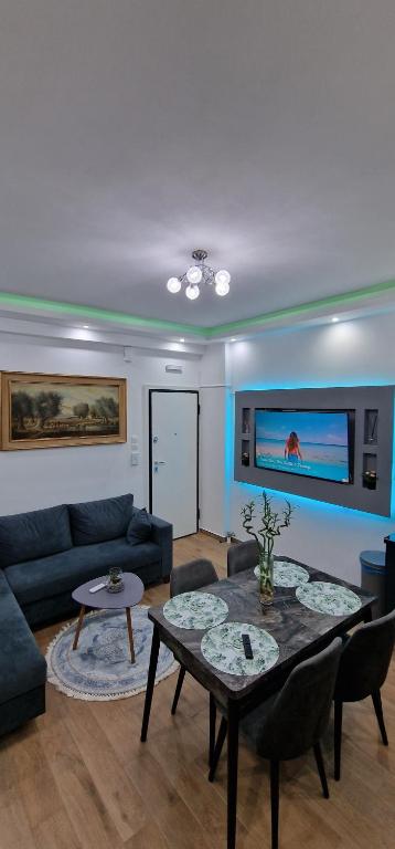 uma sala de estar com uma mesa e um sofá em Luxury apartment in Sepolia em Atenas