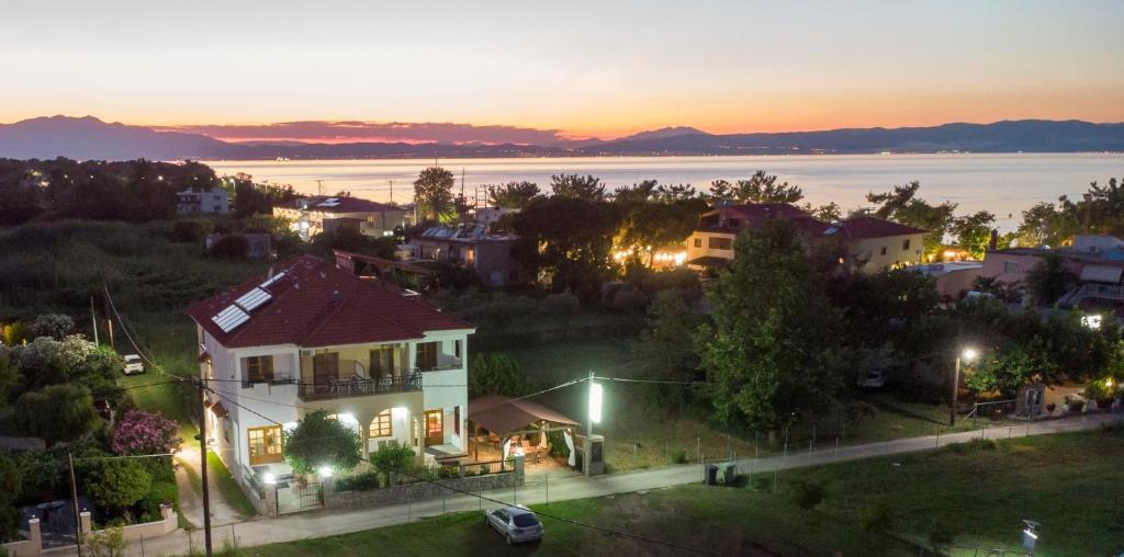 una vista aérea de una casa por la noche en Philoxenia Hotel, en Skala Prinou