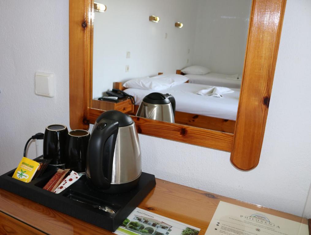 Příslušenství pro přípravu čaje a kávy v ubytování Philoxenia Hotel