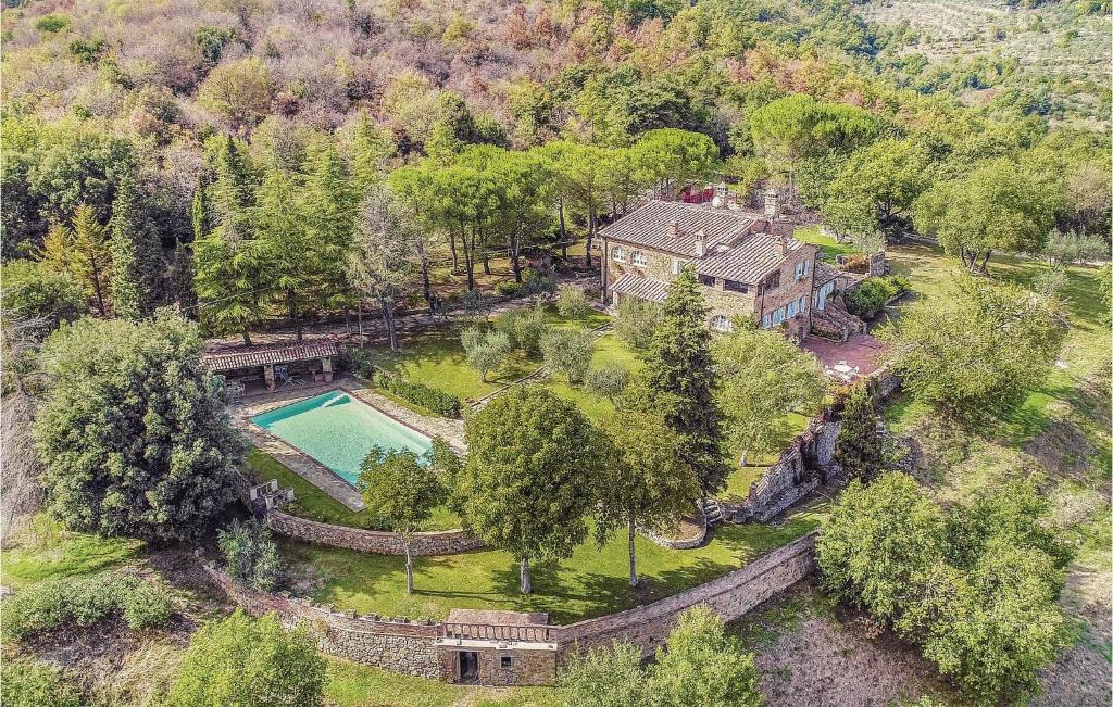 - une vue aérienne sur une maison avec une piscine dans l'établissement S,caterina, à Monte San Savino