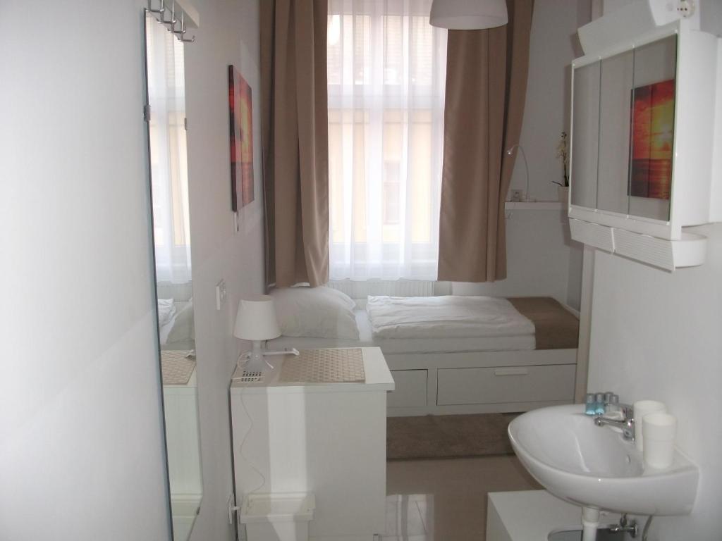 a bathroom with a tub, toilet and sink at CH-Vienna City Rooms in Vienna