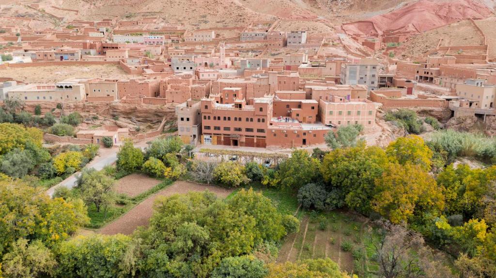 una vista aérea de un pueblo en las montañas en Hotel Awayou en Bou Tharar