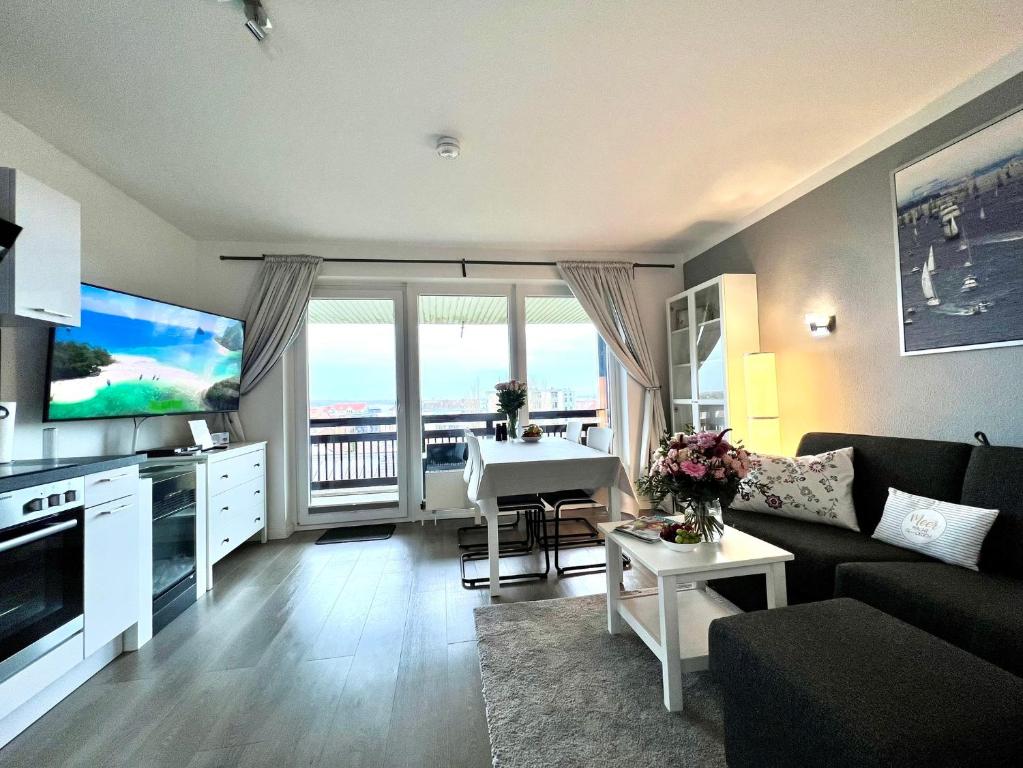 sala de estar con sofá y mesa en Ostsee-Fördeblick en Laboe