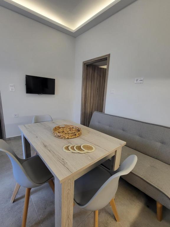 una mesa con una pizza encima en Evangelia's Cozy House, en Ermoupoli