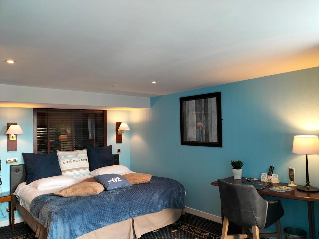 Postel nebo postele na pokoji v ubytování Logis HOTEL RESTAURANT La Régence