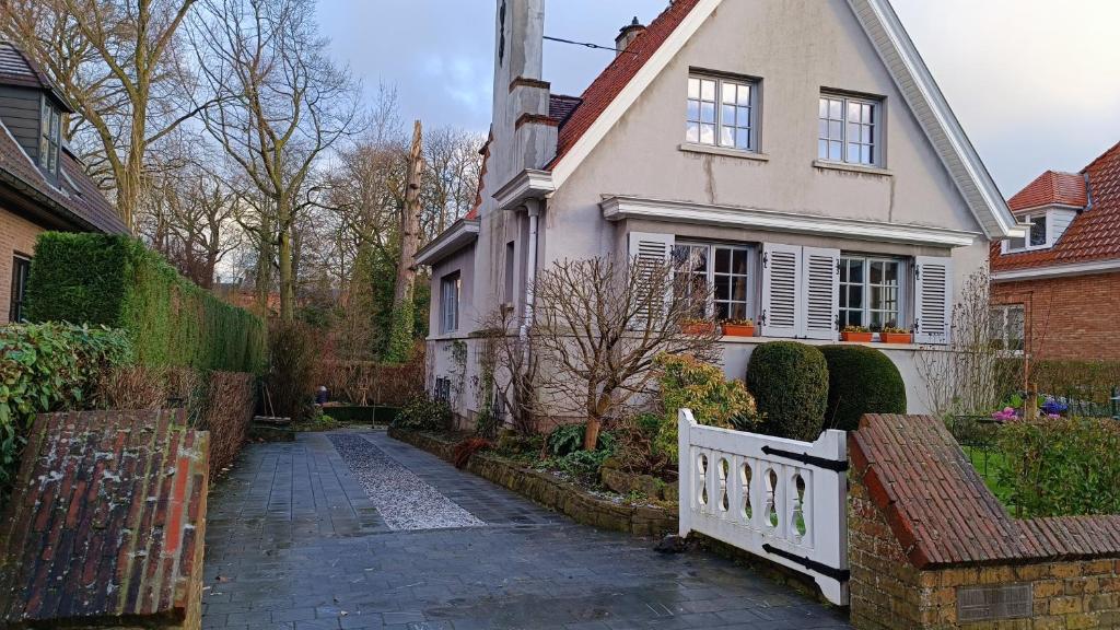 una casa blanca con un camino que conduce a ella en HIDDEN GEM Centre of BRUGES free PARKING, en Brujas