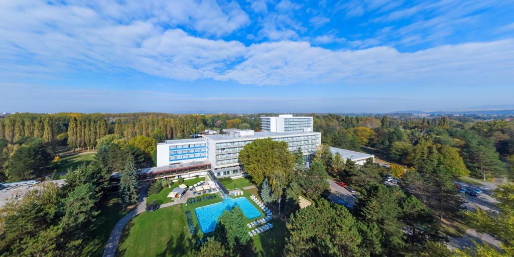 an overhead view of a building with a pool and trees at Ensana Splendid in Piešťany