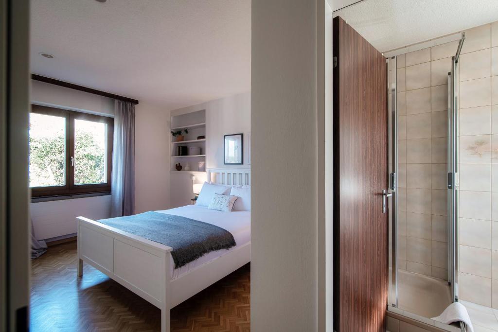 Postel nebo postele na pokoji v ubytování Lilia Apartment by Quokka 360 - large flat with panoramic view of Locarno