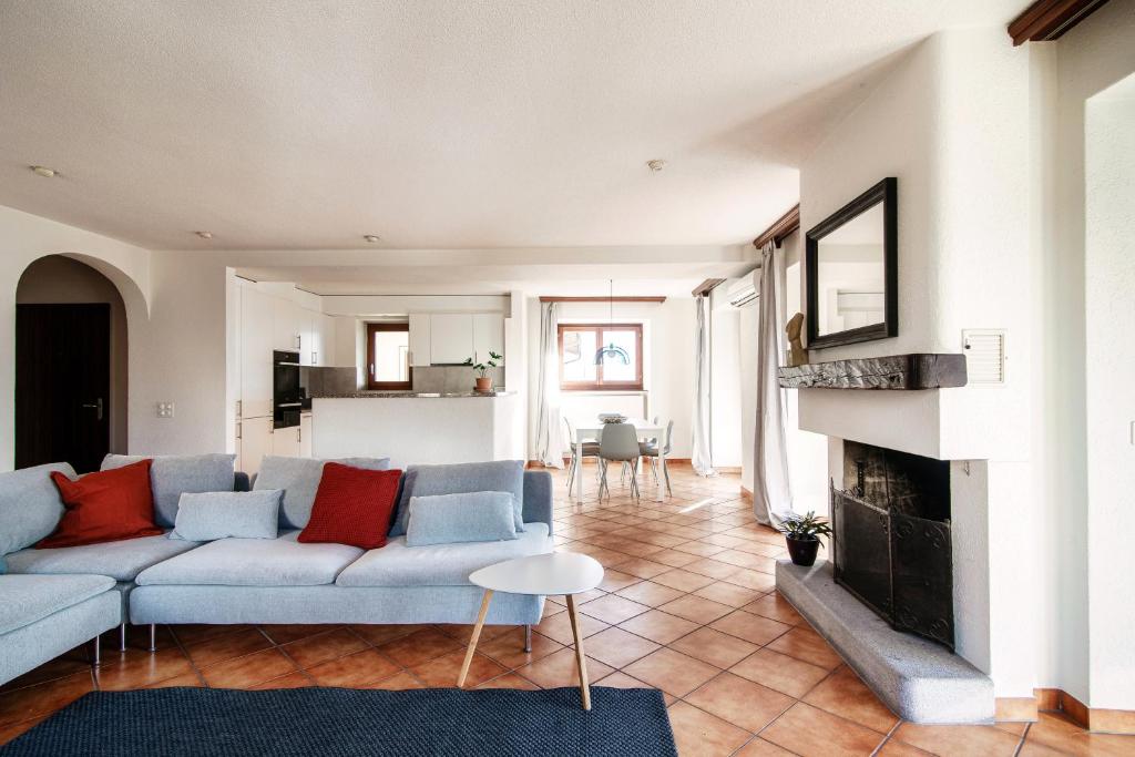 Posezení v ubytování Lilia Apartment by Quokka 360 - large flat with panoramic view of Locarno