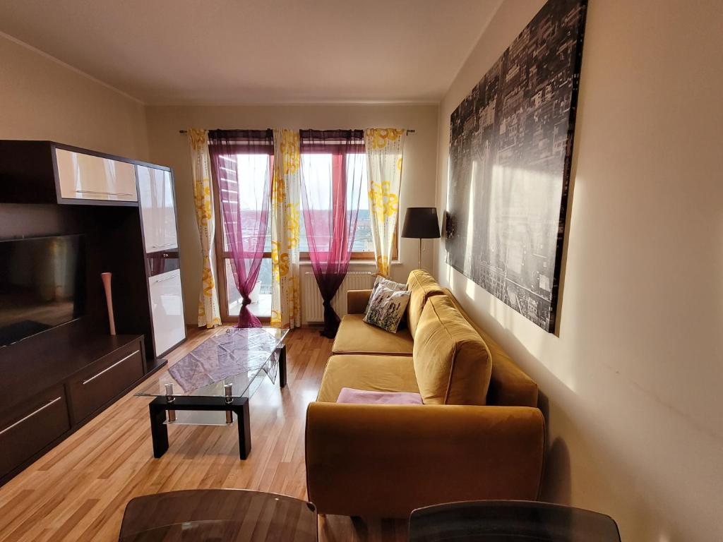 Televízia a/alebo spoločenská miestnosť v ubytovaní Apartament Józefa 1