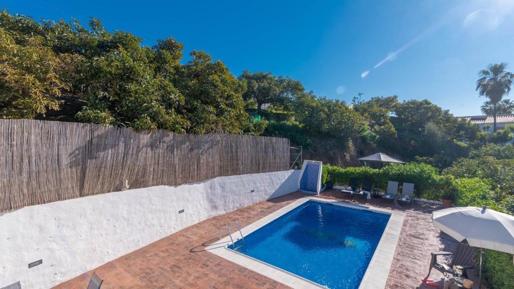 Bazén v ubytování Casa Maite Sol Nerja by Ruralidays nebo v jeho okolí