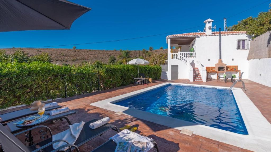 Bazén v ubytování Casa Maite Sol Nerja by Ruralidays nebo v jeho okolí