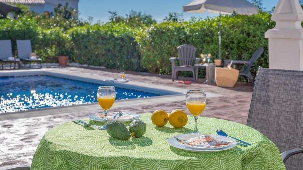 Bazén v ubytování Casa Maite Sol Nerja by Ruralidays nebo v jeho okolí