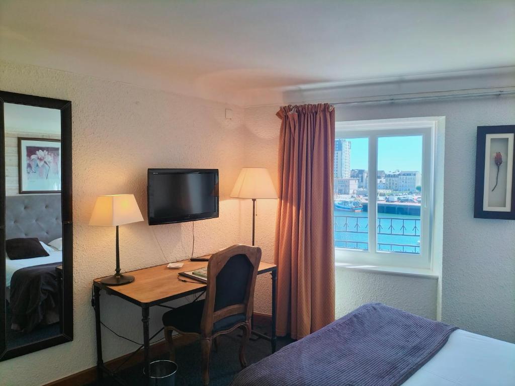 Postel nebo postele na pokoji v ubytování Logis HOTEL RESTAURANT La Régence
