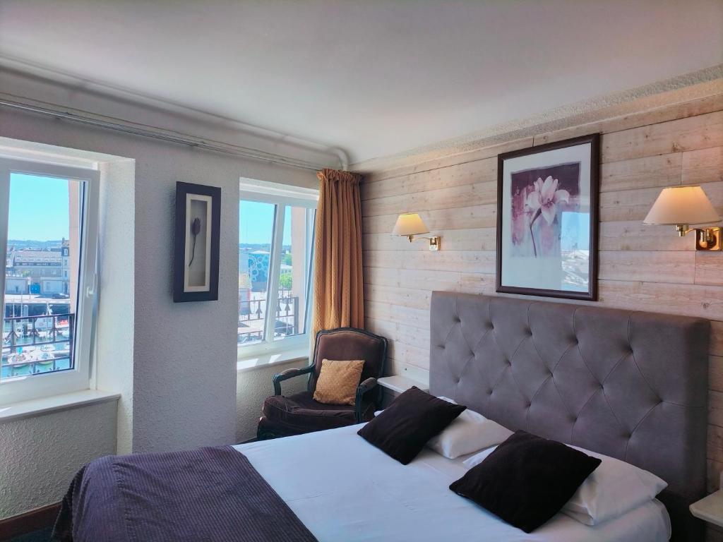 Postel nebo postele na pokoji v ubytování Logis HOTEL RESTAURANT La Régence
