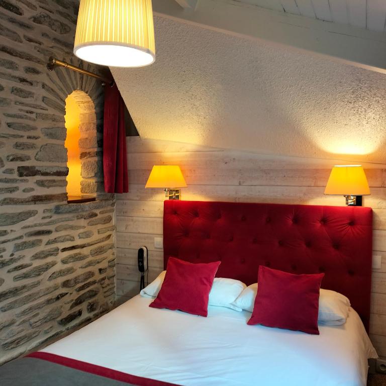 Postel nebo postele na pokoji v ubytování Logis HOTEL RESTAURANT La Régence