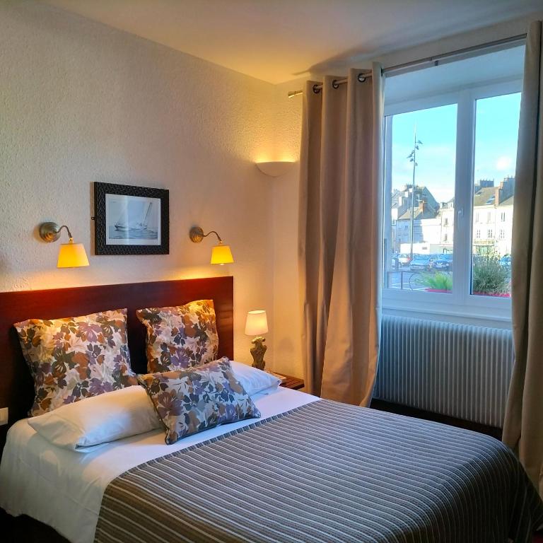 Postel nebo postele na pokoji v ubytování Logis HOTEL RESTAURANT La Régence