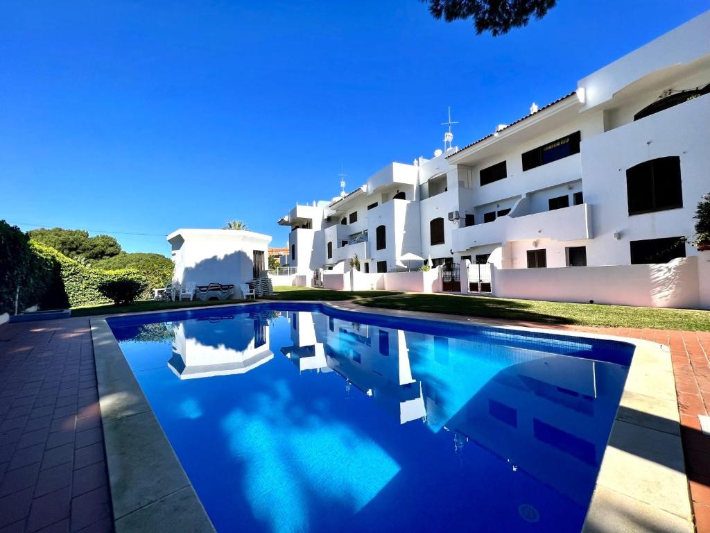 una imagen de una piscina frente a un edificio en Vilamoura Brightness With Pool by Homing, en Vilamoura