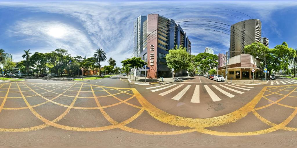 - Vistas a una calle de la ciudad con un edificio en Elo Hotels Express, en Maringá