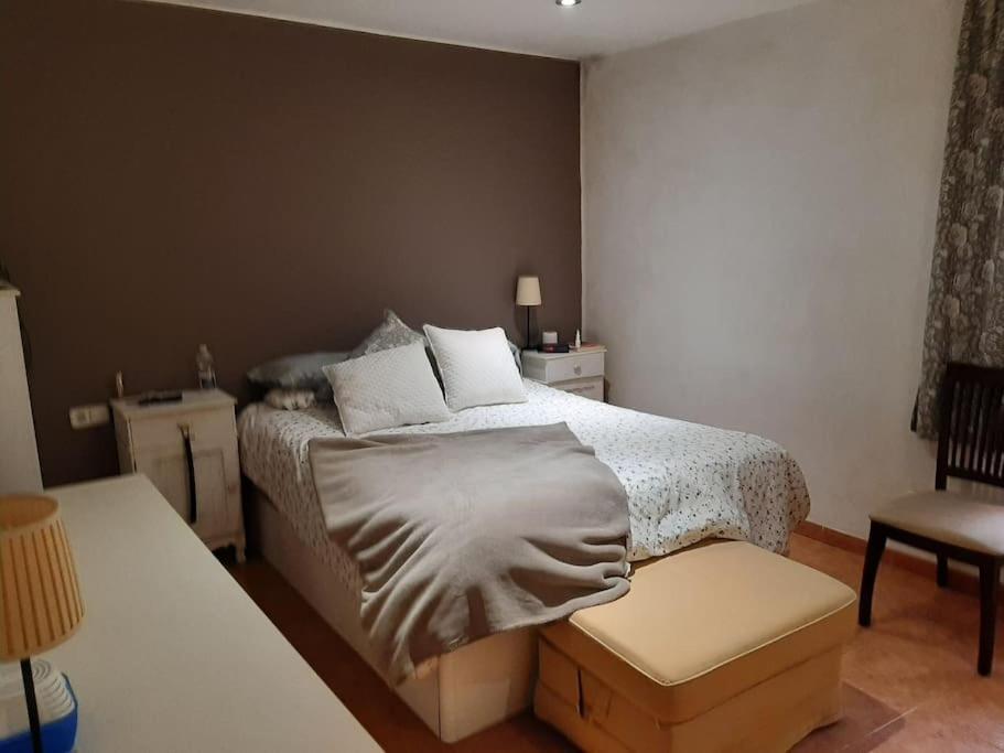 una camera da letto con un letto coperto di Preciosa casa de 2 pisos a 50 metros de la playa a Canet de Mar