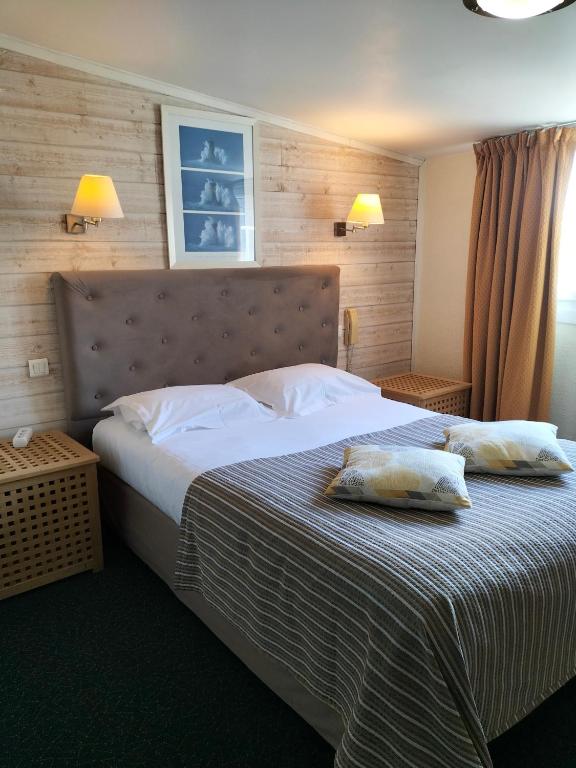 Postel nebo postele na pokoji v ubytování Logis HOTEL RESTAURANT La Régence