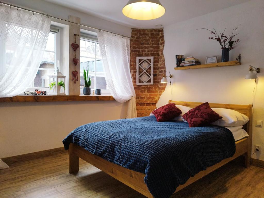 - une chambre avec un lit et une couette bleue dans l'établissement Strażacka 2, à Karpacz