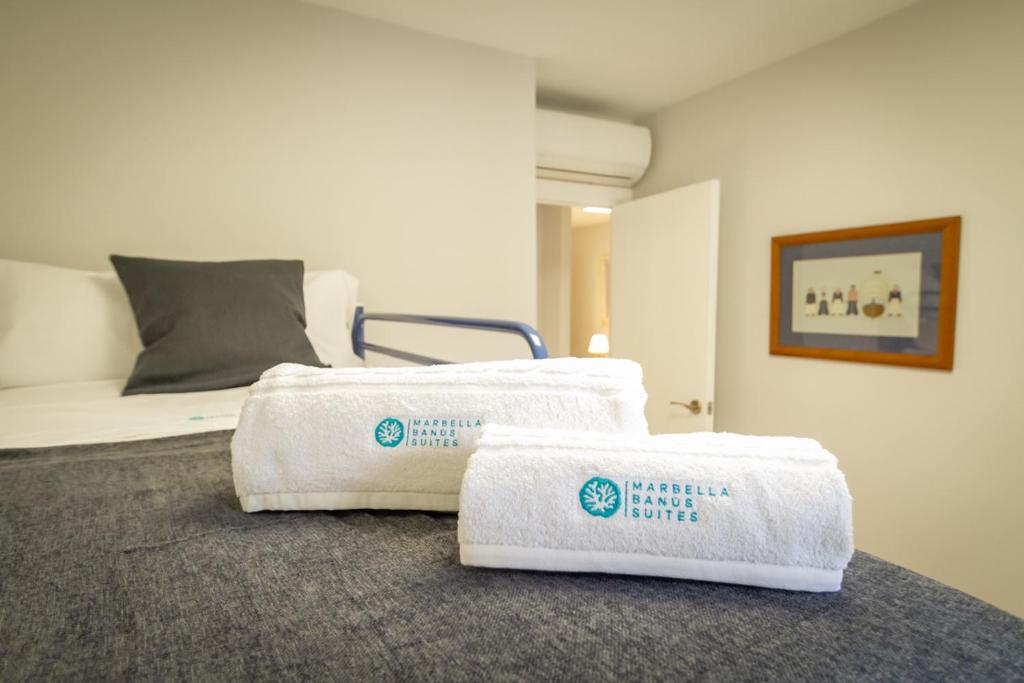 Posteľ alebo postele v izbe v ubytovaní MARBELLA BANUS SUITES - Marbella Centre Soriano 56 Suite Apartment