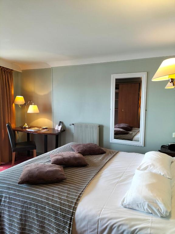 Postel nebo postele na pokoji v ubytování Logis HOTEL RESTAURANT La Régence