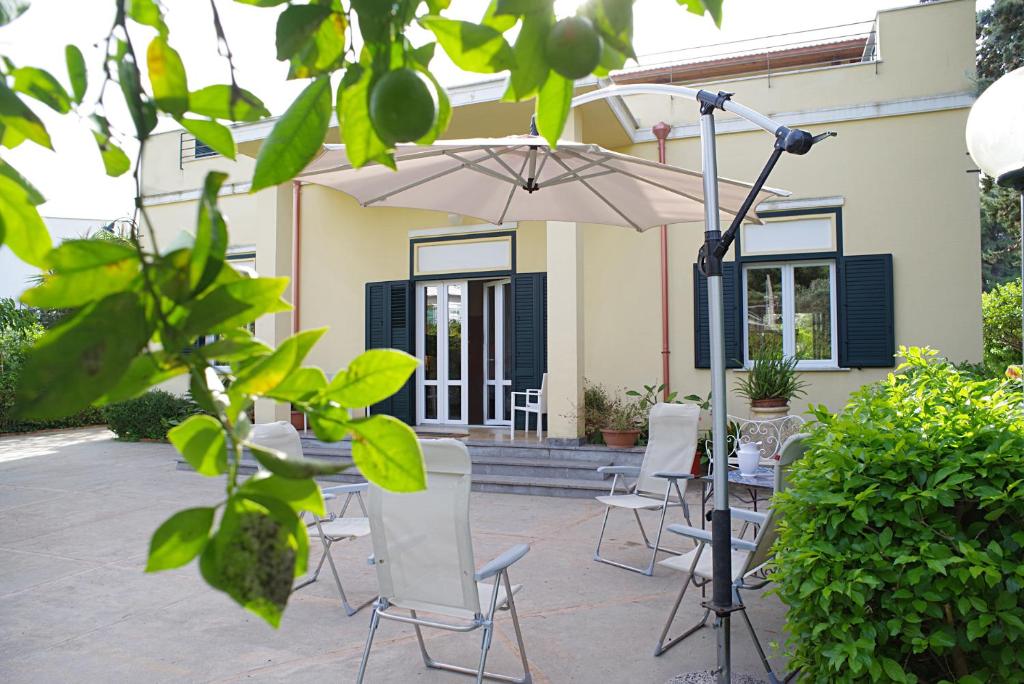 A garden outside Villa Flores a Mondello by Wonderful Italy
