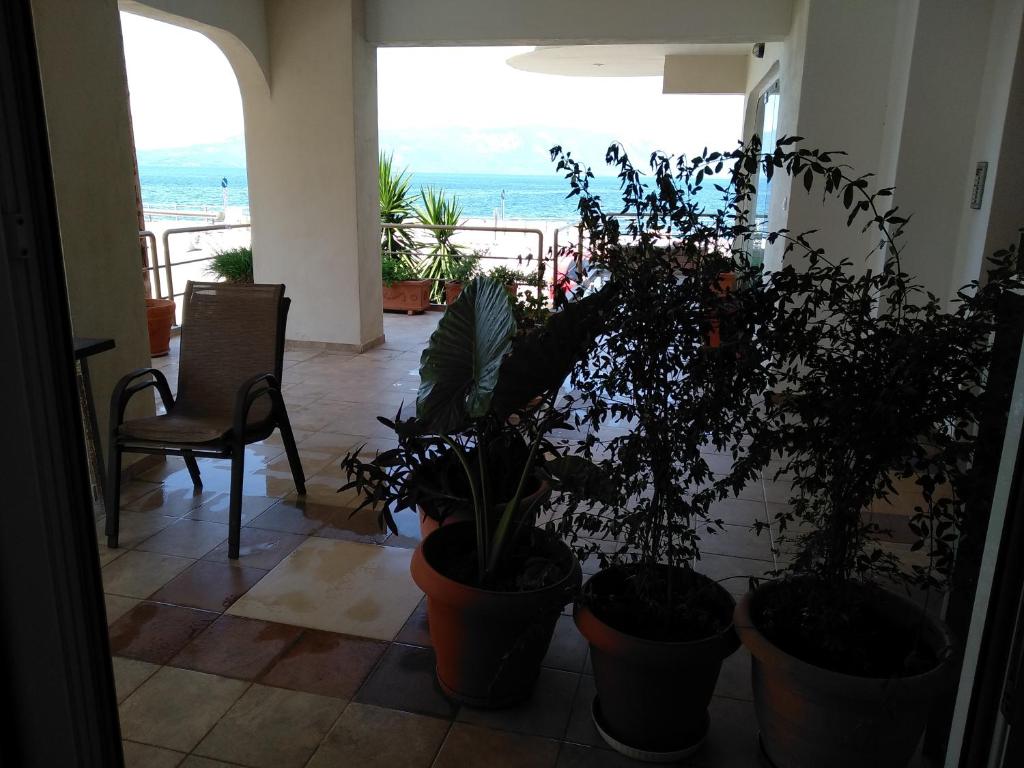 einen Flur mit Topfpflanzen und Meerblick in der Unterkunft Mare e Monti2 in Agios Konstantinos Fthiotida