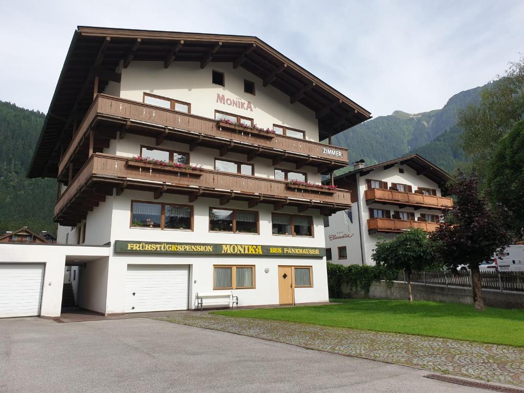 ein großes Gebäude mit Balkon darüber in der Unterkunft Haus Monika und Haus Claudia in Mayrhofen