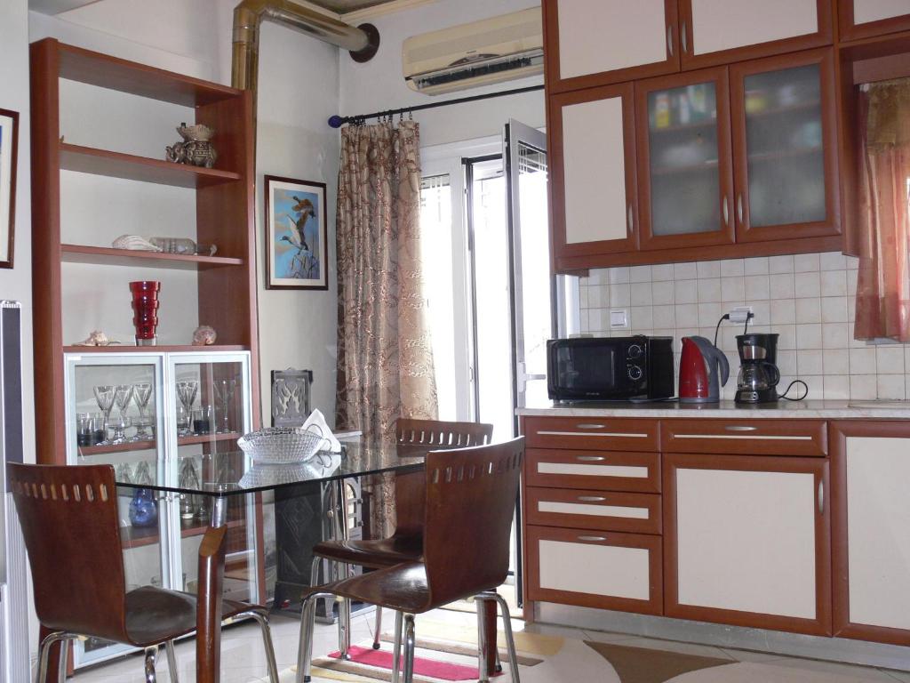 een keuken met een tafel en stoelen in een kamer bij Alena Apartments in Chania