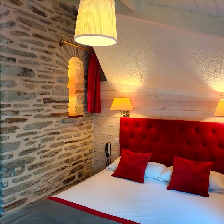 Postel nebo postele na pokoji v ubytování Logis HOTEL RESTAURANT La Régence