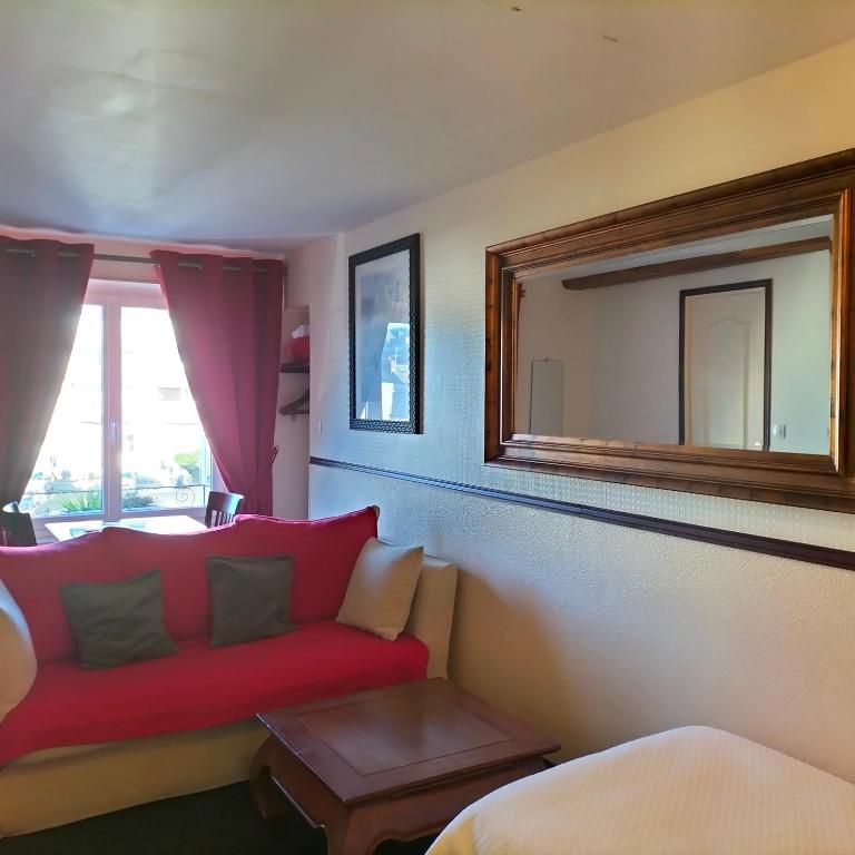 Posezení v ubytování Logis HOTEL RESTAURANT La Régence