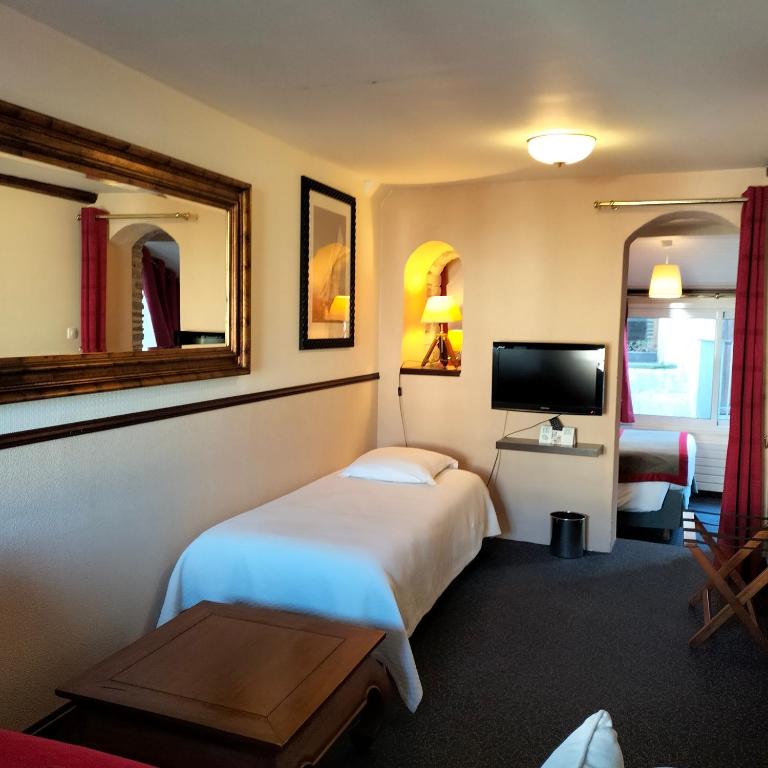 Postel nebo postele na pokoji v ubytování Logis HOTEL RESTAURANT La Régence