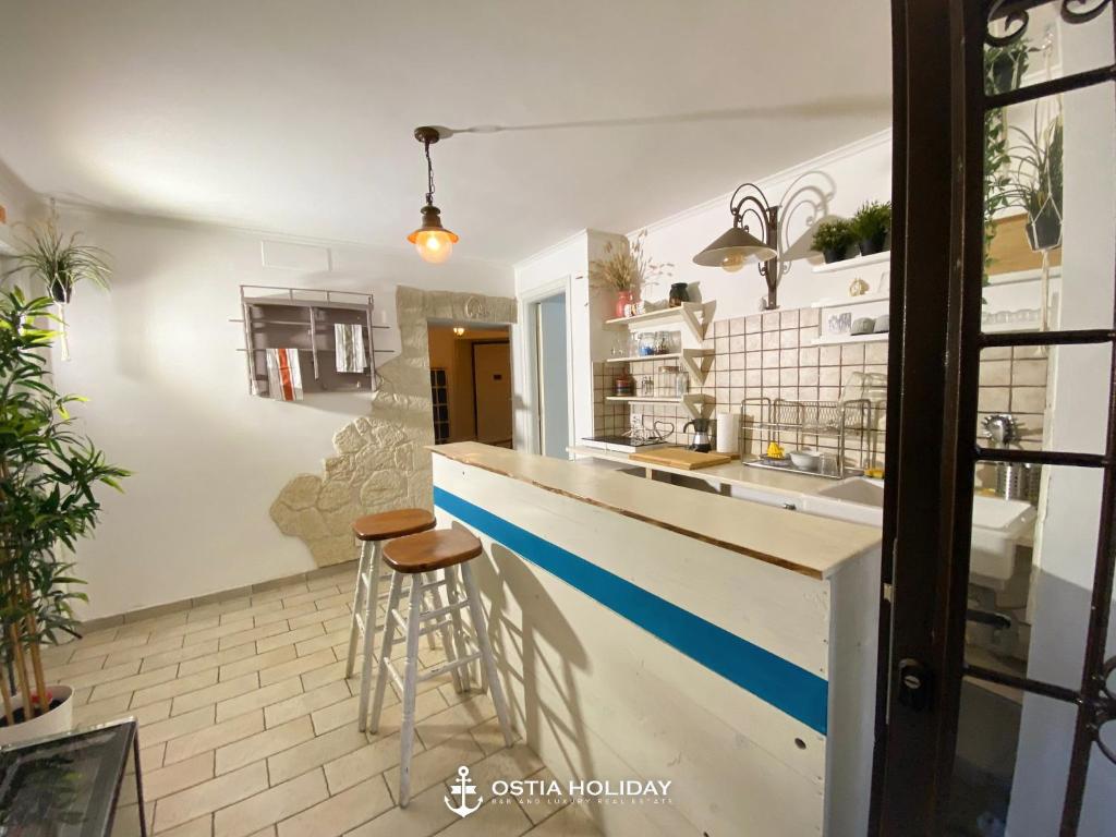 cocina con encimera azul y blanco en Ostia Holiday Colibrì, en Lido di Ostia
