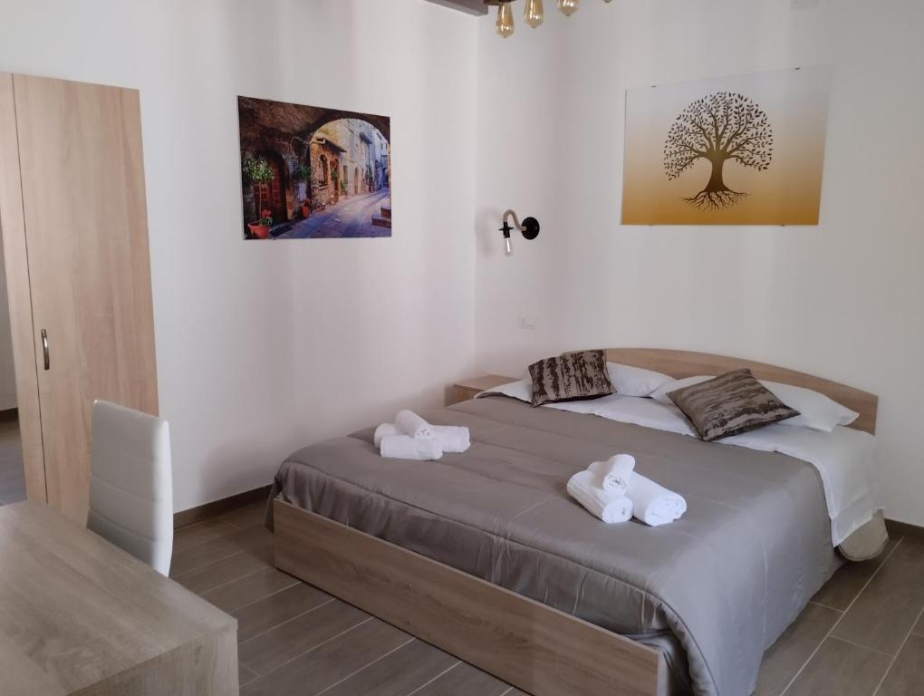 - une chambre avec 2 lits et des serviettes blanches dans l'établissement Namastè, à Gasponi