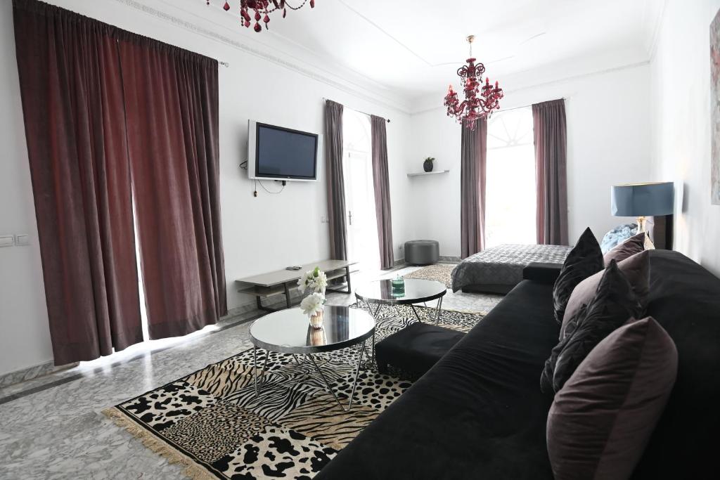 TV a/nebo společenská místnost v ubytování Riad-283 - 5 chambres avec piscine - Marrakech