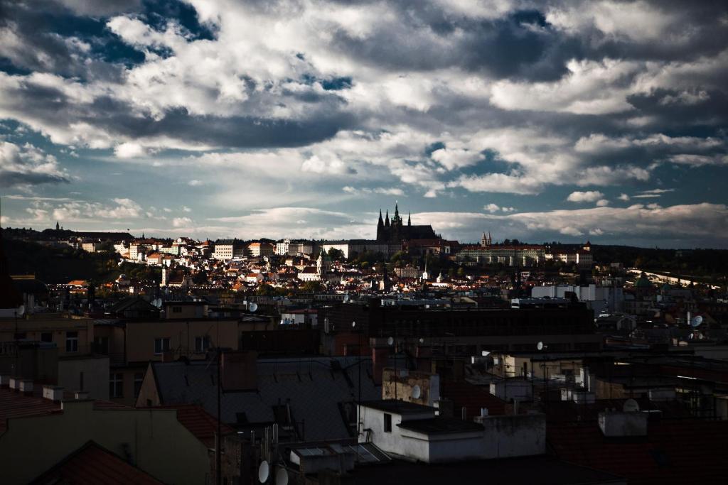 Nespecifikovaný výhled na destinaci Praha nebo výhled na město při pohledu z hotelu