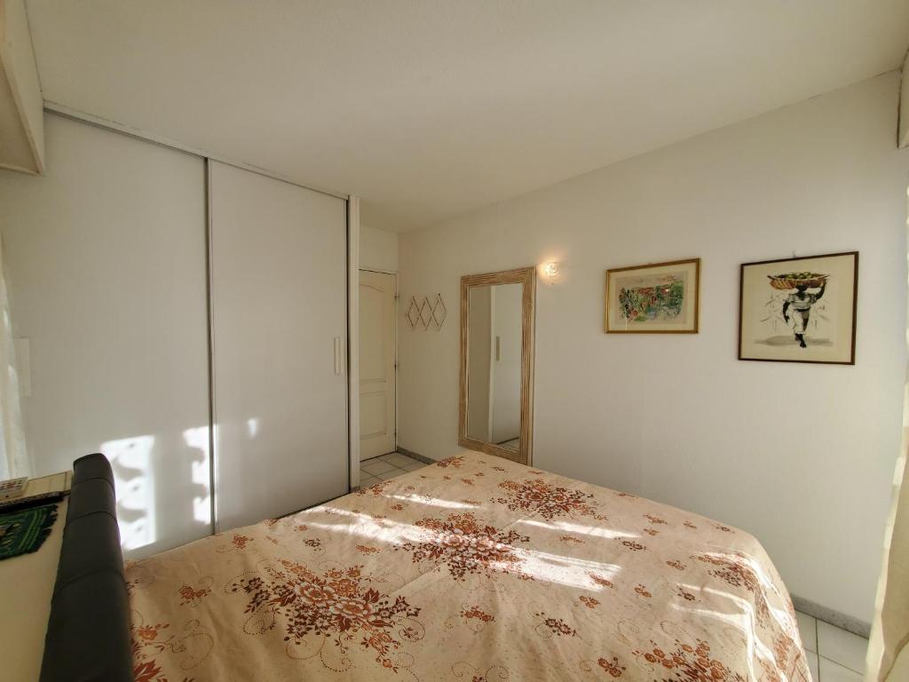 Posteľ alebo postele v izbe v ubytovaní Port FREJUS T2 39m2 climatise Belle terrasse Balcon