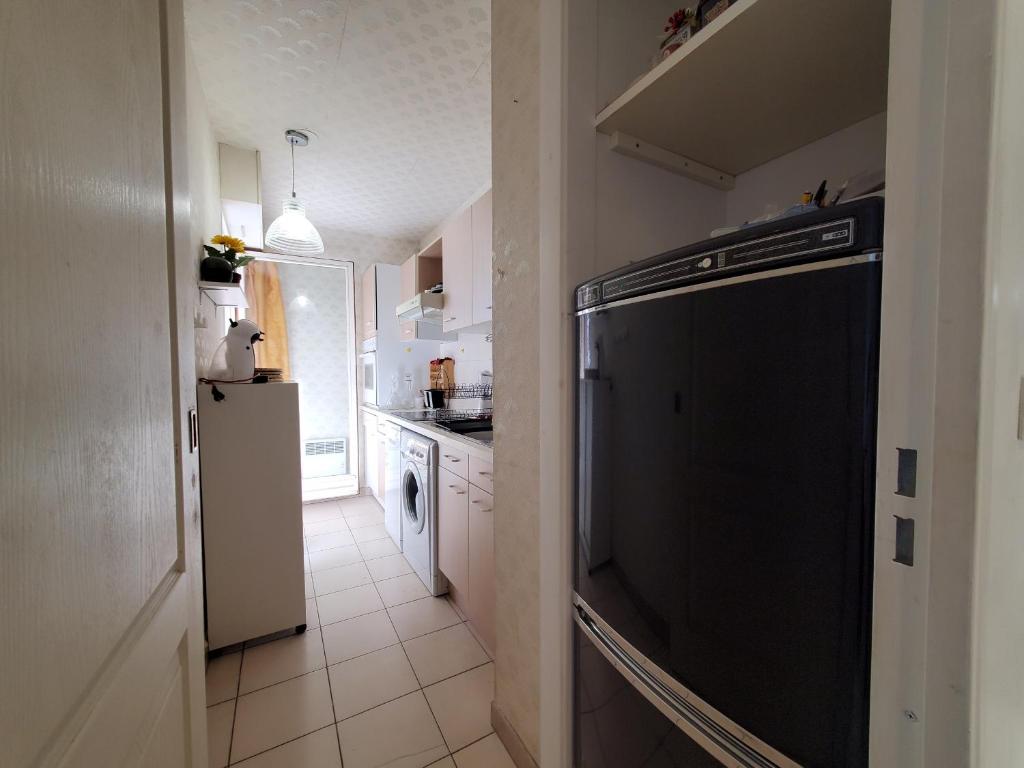 Kuchyňa alebo kuchynka v ubytovaní Port FREJUS T2 39m2 climatise Belle terrasse Balcon