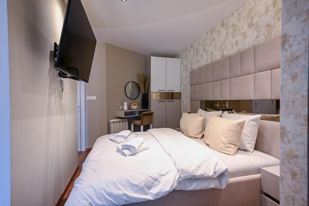 Postel nebo postele na pokoji v ubytování BANE APARTMANI 6