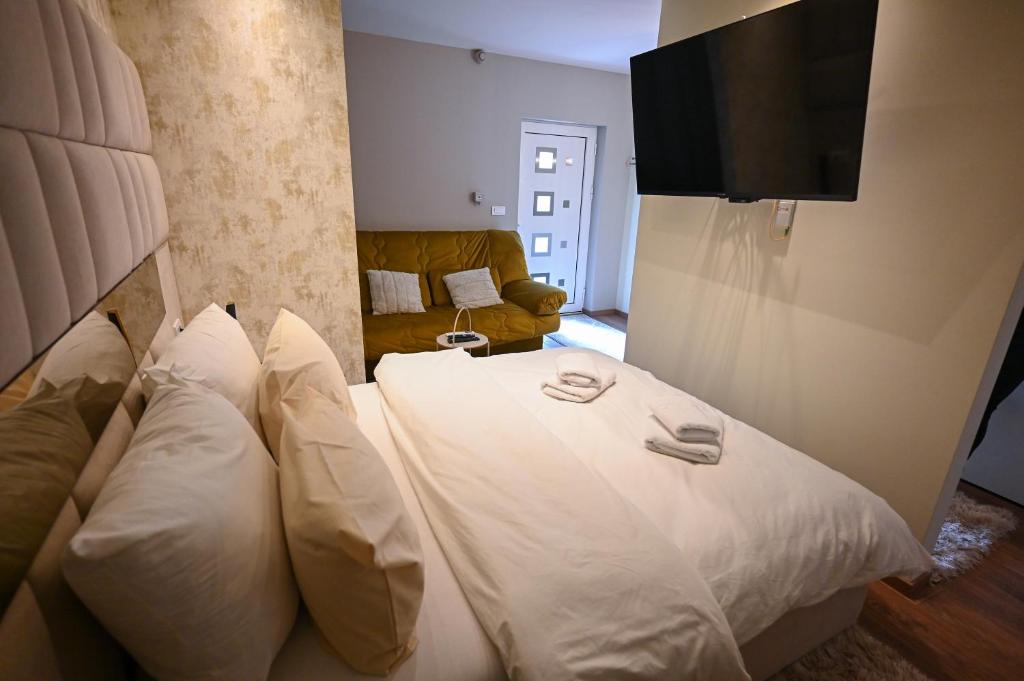 Postel nebo postele na pokoji v ubytování BANE APARTMANI 6