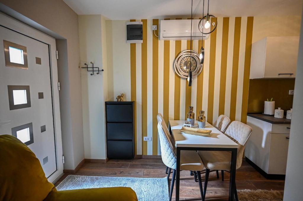 Kuchyň nebo kuchyňský kout v ubytování BANE APARTMANI 6
