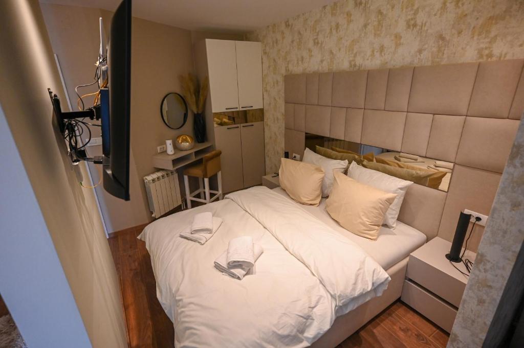 Postel nebo postele na pokoji v ubytování BANE APARTMANI 6