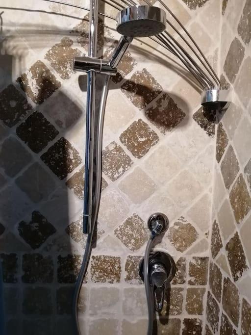 A bathroom at Casetta papacqua