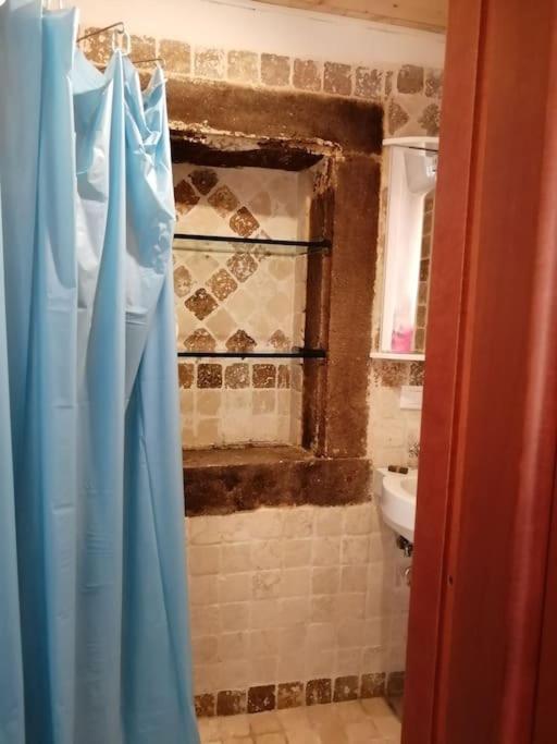 A bathroom at Casetta papacqua