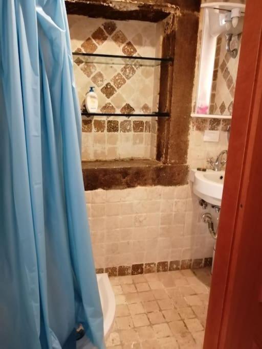 A bathroom at Casetta papacqua