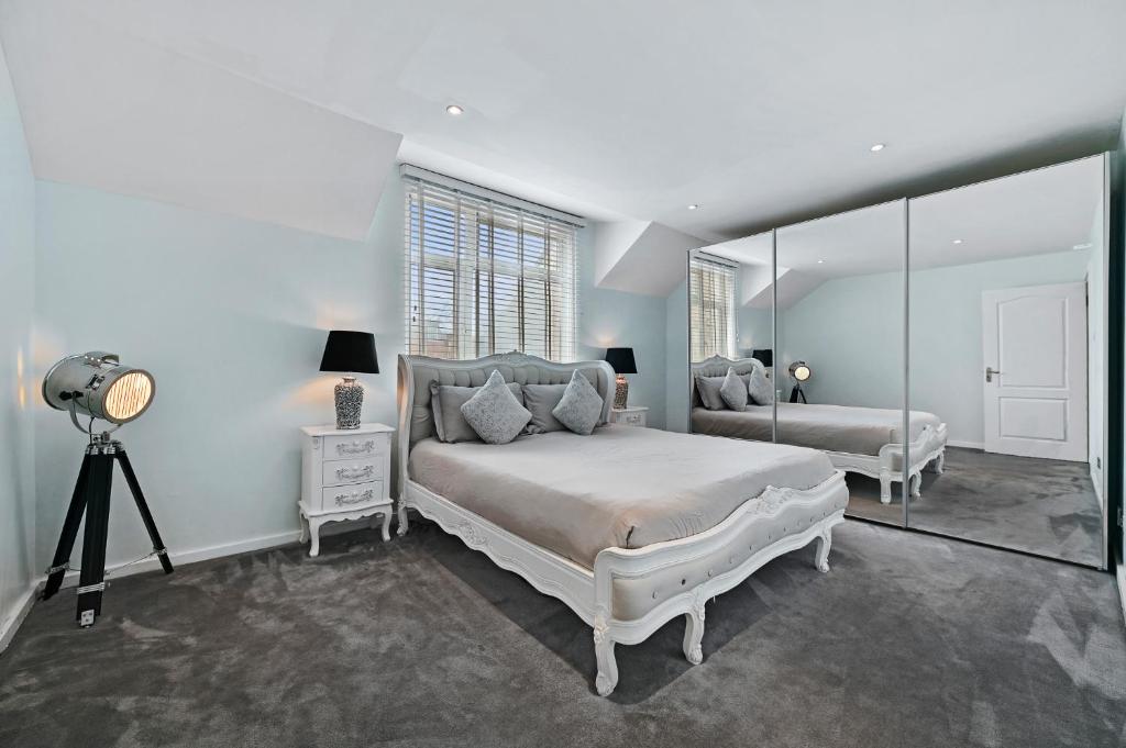 Кровать или кровати в номере Hampstead Opulence Apartment - Luxurious Split Level Property