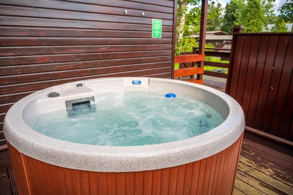 Gambar di galeri bagi Birch Lodge 13 with Hot Tub di Newton Stewart